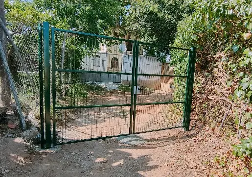Puerta  bantiente de dos hojas  auto nivelante, plastificada en caliente