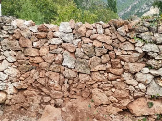 Pared de pedra seca amb argila