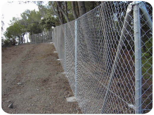 Valla de simple torsión en zona agricola Tanques metàl.liques Metacercat tanca de simple torsión en finca rústica (Alforja)