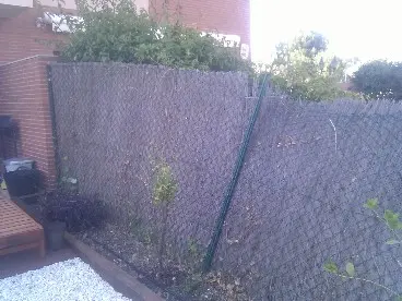 Tanca de separación entre vecino caida por viento Metacercat tanques metàl.liques valla rota por el viento y por sobre peso