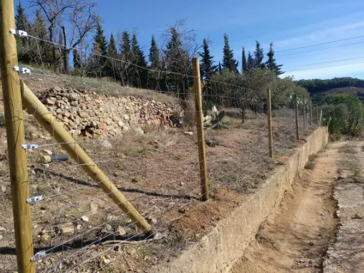 tanques de fusta amb tanca ramadera